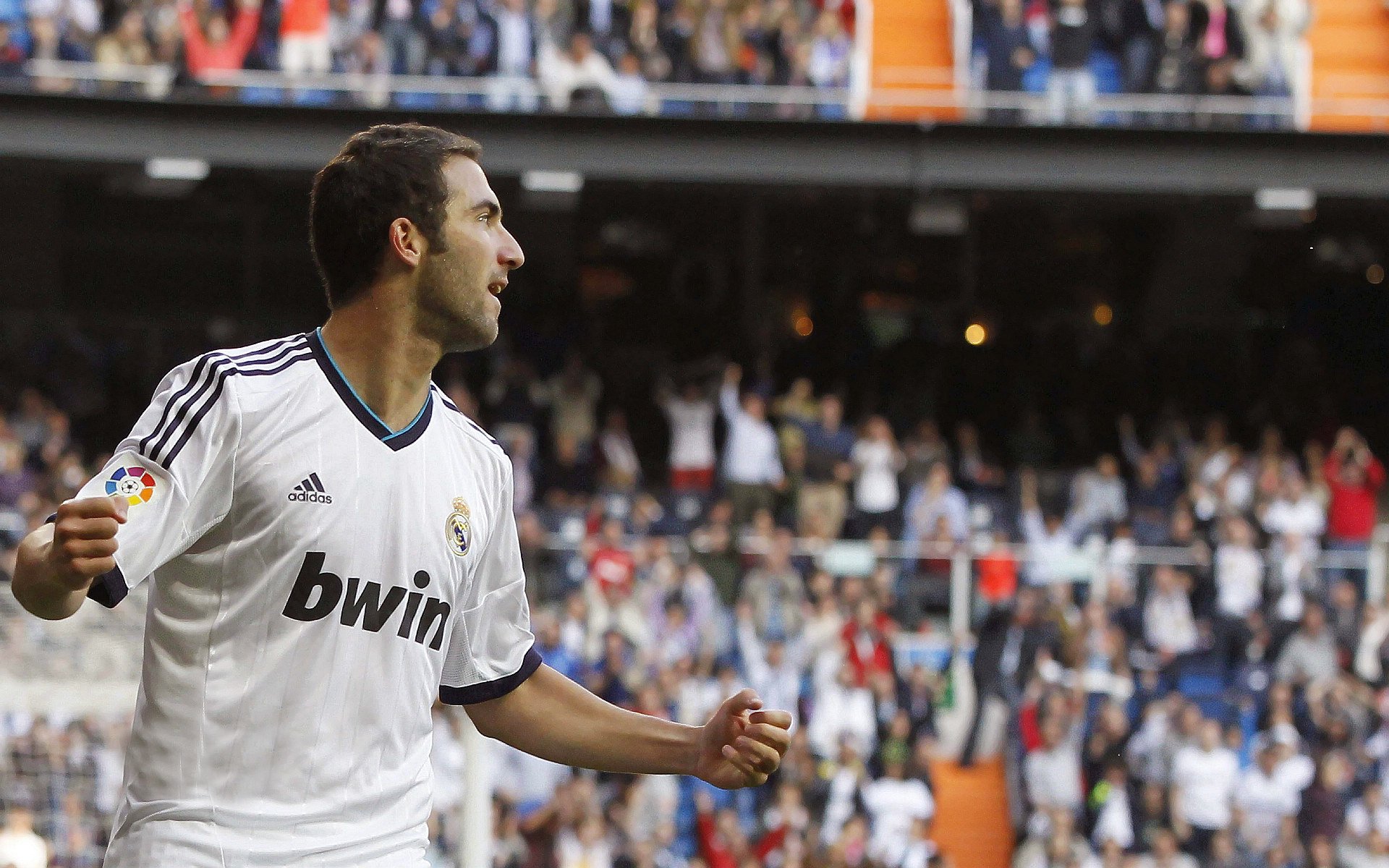 冠军球队球员参与公益拍卖筹款支持基层体育设施，冠军球场